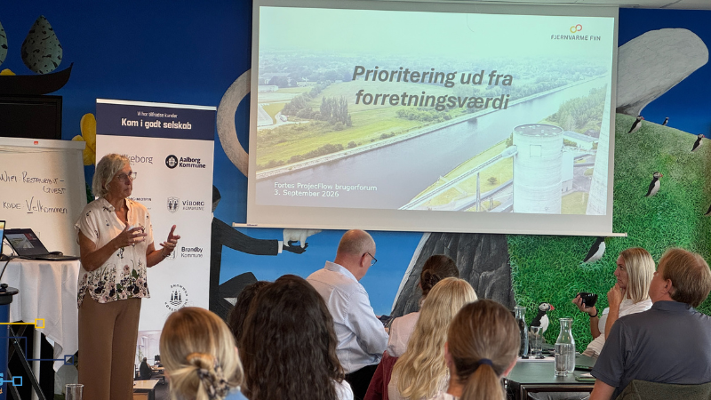 en organisation med mange behov og gode projektidéer er prioritering sjældent enkelt. Fra det enkelte områdes perspektiv kan et projekt være både vigtigt og presserende – og måske har man ventet længe på, at det bliver ens tur. Men når alle ser prioriteringen fra eget perspektiv, kan det være svært at se det samlede billede på tværs. For hvordan sikrer vi, at det ikke blot er “vores tur”, men at vi prioriterer de projekter, der skaber størst værdi? På Fortes ProjectFlow Brugerforum fortalte Marianne fra Fjernvarme Fyn, hvordan hun bruger WSJF-modellen til at kvalificere prioriteringen, og hvordan det er bygget ind i ProjectFlow.
